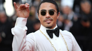 Salt Bae: Πόσταρε λογαριασμό πελάτη από εστιατόριό του και οι τιμές εξοργίζουν