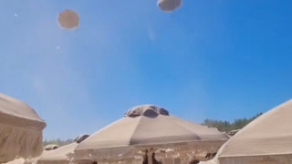 Χαλκιδική: Ανεμοστρόβιλος σήκωσε ομπρέλες σε beach bar