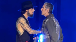 Χάος on stage με τραγουδιστή να γρονθοκοπεί κιθαρίστα (vid)