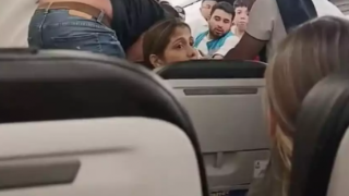 Βίντεο-σοκ: Αεροπλάνο «χτυπήθηκε» από τροπική καταιγίδα