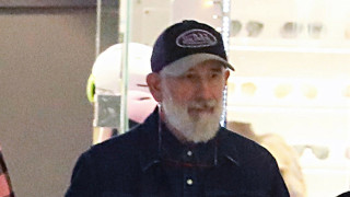 Πέτρος Φιλιππίδης: Καπέλο, γυαλιά και βόλτα στην Αθήνα με τη σύζυγό του