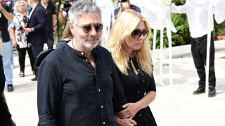 Ντίνος Καρύδης:  Συγκίνηση στην κηδεία του ηθοποιού - Το στεφάνι που «ραγίζει» καρδιές