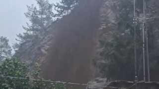 Φαράγγι της Σαμαριάς: Η στιγμή που ορμητικός χείμαρρος «σκάει» μπροστά σε τουρίστες