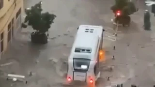 Κάννες: Δρόμοι έγιναν ποτάμια από ξαφνική νεροποντή