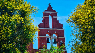 Θρησκευτικά: Εκκλησία χωρίς... σταυρό στο εξώφυλλο του βιβλίου της Γ' Γυμνασίου