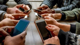 Social media: Προειδοποίηση του ΠΟΥ για την «προβληματική» χρήση τους από τους εφήβους