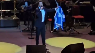 Αργυρός: Αποθεώθηκε στο Λονδίνο με την ελληνική σημαία στα χέρια του