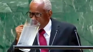 ΕΠΟΣ: Ο πρόεδρος της Αϊτής ήπιε νερό από την κανάτα στη Συνέλευση του ΟΗΕ!
