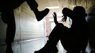 Μενίδι: 17χρονος ρίχνει μπουνιές σε ανήλικο - «Σε παρακαλώ, μη με χτυπάς»