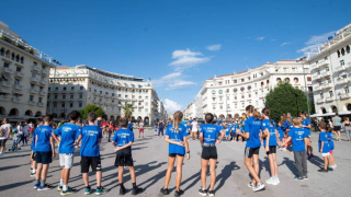 Γ.Σ Ηρακλής: «Κυανόλευκη» η Πλατεία Αριστοτέλους από τους αθλητές του στίβου