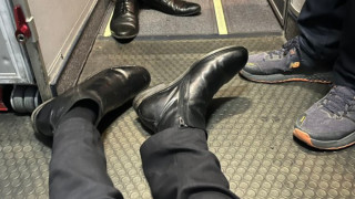 Ανήκουστο: Ανάπηρος δημοσιογράφος σύρθηκε μέχρι την τουαλέτα αεροπλάνου!