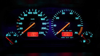 Google Maps: Γιατί δείχνουν διαφορετική ταχύτητα από το κοντέρ του αυτοκινήτου-Ποια ένδειξη είναι σωστή