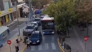 Μαθητές σχολείου Ψαλτικής έγιναν viral- Έψαλαν για να ξεκολλήσει λεωφορείο (vid)