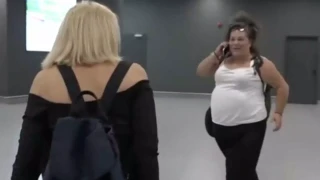 Ματούλα Ζαμάνη για την... μπλούζα της: «Θα χάσω το αεροπλάνο»