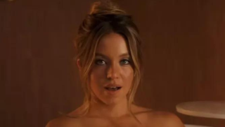 Το αφρόλουτρο της Sydney Sweeney αφήνει λίγα στη φαντασία σου