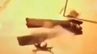 ΣΥΓΚΛΟΝΙΣΤΙΚΟ βίντεο: Θραύσμα πυραύλου πέφτει πάνω του και τον συνθλίβει!