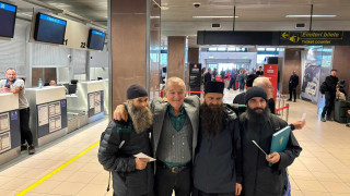 Στεάουα: Ο Μπεκάλι με ιερείς στο πλευρό του