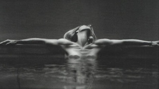 Βούτηξε στην πισίνα και φωτογραφήθηκε η Ντορέττα! (pics)