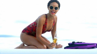 Η Ριάνα περνάει καλά στη θάλασσα και ανεβάζει τη θερμοκρασία! (pics)