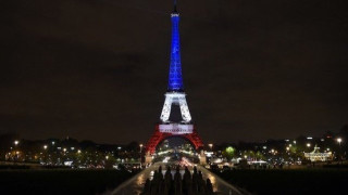 Euro 2016 : Ο Πύργος του Άιφελ αλλάζει χρώμα και γίνεται...