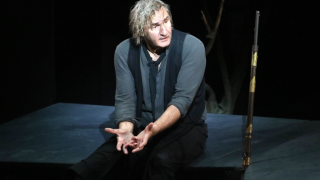 Σακελλαρίου: Aνέβηκε με το αναπηρικό καροτσάκι στη σκηνή- «Λύγισε» το κοινό και τον αποθέωσε