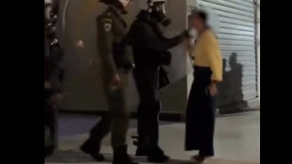 Άνδρας των ΜΑΤ επιτίθεται σε νεαρή, προσπάθησε να τον συγκρατήσει συνάδελφός του