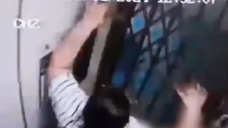 Έβλεπε live τον θάνατο της γυναίκας του από πτώση ασανσέρ!