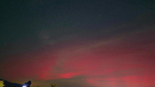 Ηλιακή καταιγίδα: Κοκκίνισε ο ουρανός σε όλη τη χώρα – Εντυπωσιακές εικόνες