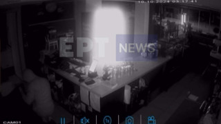 Καρέ-καρέ η διάρρηξη σε καφετέρια στη Βέροια: Άρπαξε την ταμειακή και εξαφανίστηκε (vid)