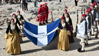 Αθήνα: Η έπαρση της σημαίας στην Ακρόπολη για την απελευθέρωση από τους Ναζί