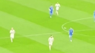 Αγγλία-Ελλάδα: Οπαδός πέταξε σαΐτα που έφτασε στον Μπακασέτα