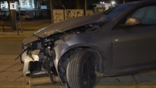 Θεσσαλονίκη: Αυτοκίνητο προσέκρουσε σε φανάρι και κατέληξε πάνω σε ταξί