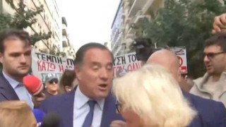 Ένταση με Άδωνι Γεωργιάδη και υγειονομικούς: «Αίσχος, ντροπή...»
