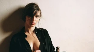 Η Ραταϊκόφσκι ποζάρει γυμνή και τρελαίνει κόσμο!