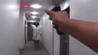 Αστυνομικός πυροβόλησε γυναίκα που του επιτέθηκε με μαχαίρι!