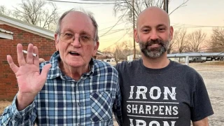 «Μαύρο» χιούμορ γιου στη νεκρολογία του πατέρα του: «Είναι τώρα πρόβλημα του Θεού»