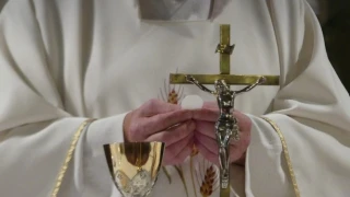 Παιανία: Η απάντηση του ιερέα για την επίπληξη στην αμφίεση κουμπάρας σε γάμο