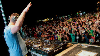 DJ έπαιξε Καζαντζίδη σε House party κι έκανε χαμό: «Είναι ιστορία κι ο άλλος τον ξεφτιλίζει»