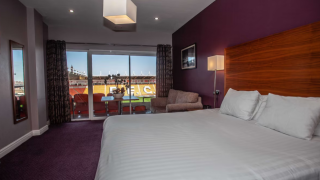 Ξενοδοχείο μέσα σε γήπεδο; Ανοίγεις κουρτίνα και βλέπεις μπάλα!