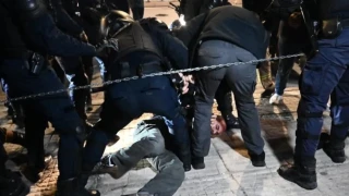 Αθήνα: Δημοσιογράφος του «Ριζοσπάστη» ξυλοκοπήθηκε από τα ΜΑΤ (vid)