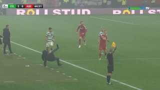 Ο Μπρένταν Ρότζερς τρώει επική τούμπα στη βροχή και δέχεται κίτρινη κάρτα!