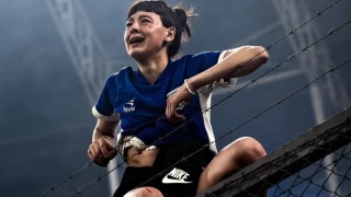 Ρασίνγκ: Η οπαδός που γέμισε αίματα και πληγές για χάρη της ομάδας