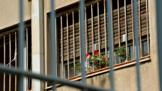 Λάρισα: Μαχαίρωσε  στον λαιμό συγκρατούμενό του για... το κανάλι της τηλεόρασης!