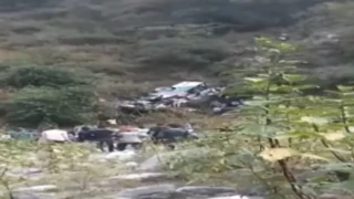 Ινδία: Τουλάχιστον 28 νεκροί από πτώση λεωφορείου σε φαράγγι