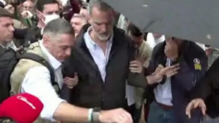 Οργισμένοι πολίτες στην Βαλένθια πέταξαν λάσπες στο βασιλικό ζεύγος και τον πρωθυπουργό (vid)