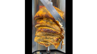 Τι είναι αυτό; Εστιατόριο έφτιαξε γύρο με σολομό!