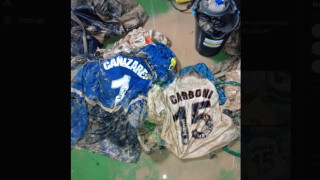 Οπαδός της Βαλένθια ρίσκαρε τη ζωή του εν μέσω της καταιγίδας για να σώσει τη συλλογή του με φανέλες της ομάδας