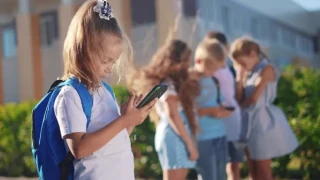 Η Αυστραλία σκοπεύει να απαγορεύσει τα social media σε παιδιά κάτω των 16 ετών