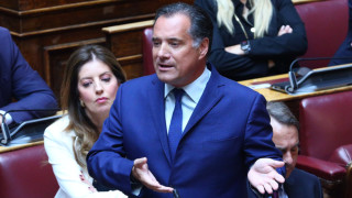 Ένταση ανάμεσα σε Γεωργιάδη και υγειονομικούς στη Ρόδο: «Μην τσιρίζετε. Για ηρεμήστε»