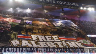 Χαμός με το πανό των οπαδών της Παρί για την Παλαιστίνη